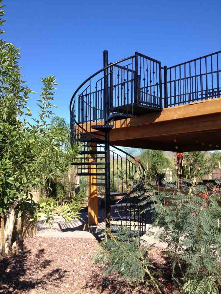 Nerezové schody vo vonkajšom priestore medzi terasou a úrovňou zeme oceľové schody-vnútri-vonku-návrhy-vonkajšia-terasa-čierne točité schodisko