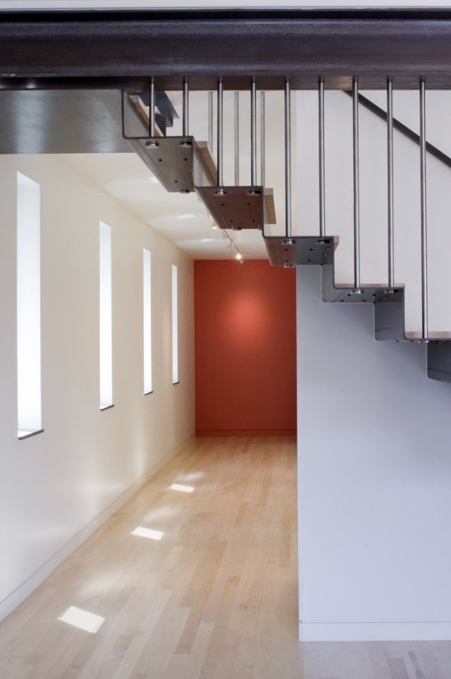 Závesné schody moderný dizajn oceľových schodov interiérové zábradlie Závesné schodisko moderný dizajn zábradlia interiérový dizajn