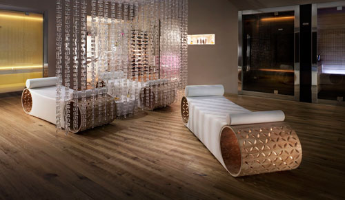 Kúpeľné wellness centrum s ležadlom z olivového dreva