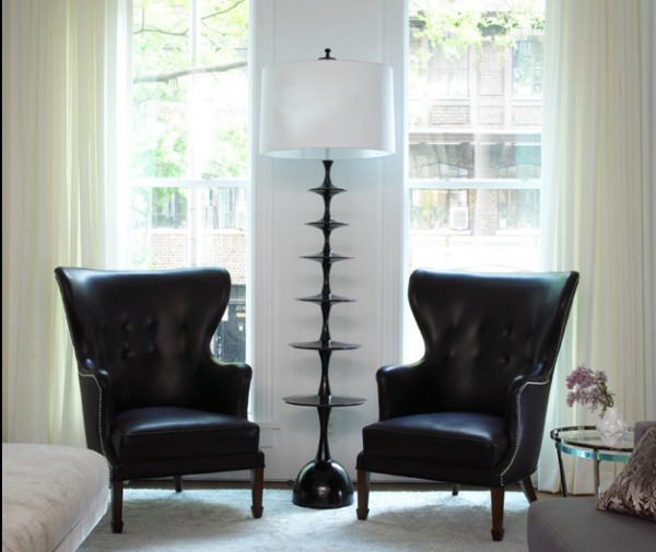 konferenčný stolík s modernou podlahovou lampou a kombináciou