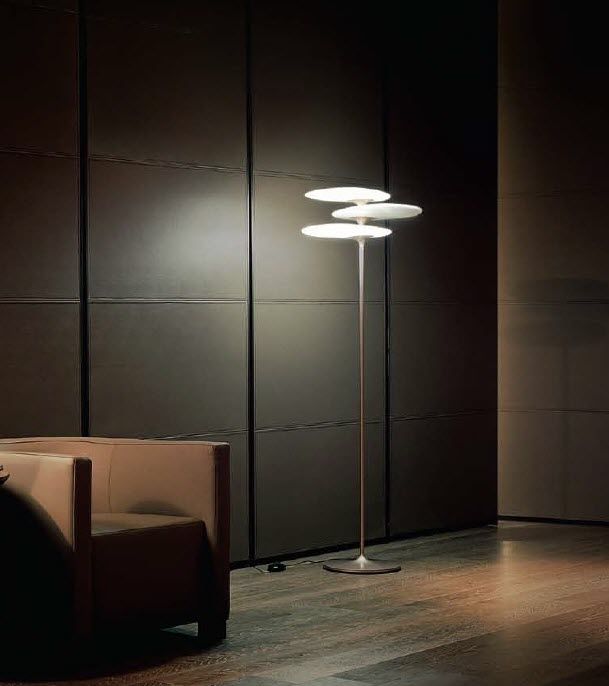 moderná-podlahová-lampa-dekoratívna-pútajúca pozornosť