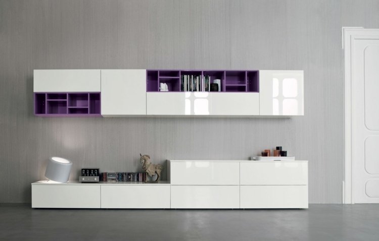 nástenná jednotka v obývačke biela vysoký lesk levanduľa prízvuk police nízka doska