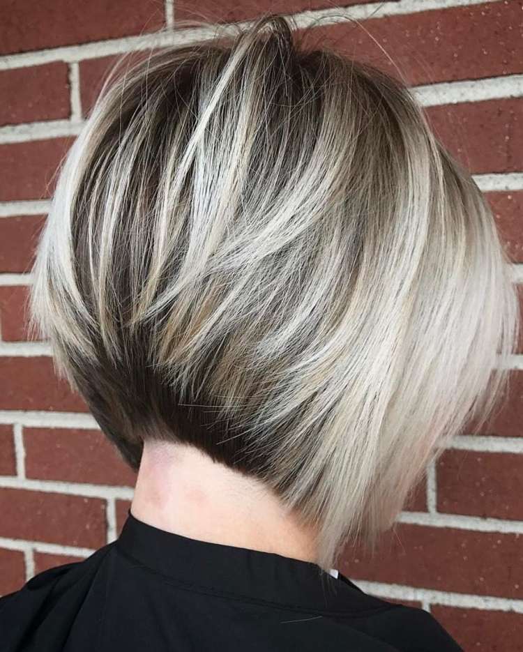 bob účes s krátkym krkom blond prameňov tenkých vlasov