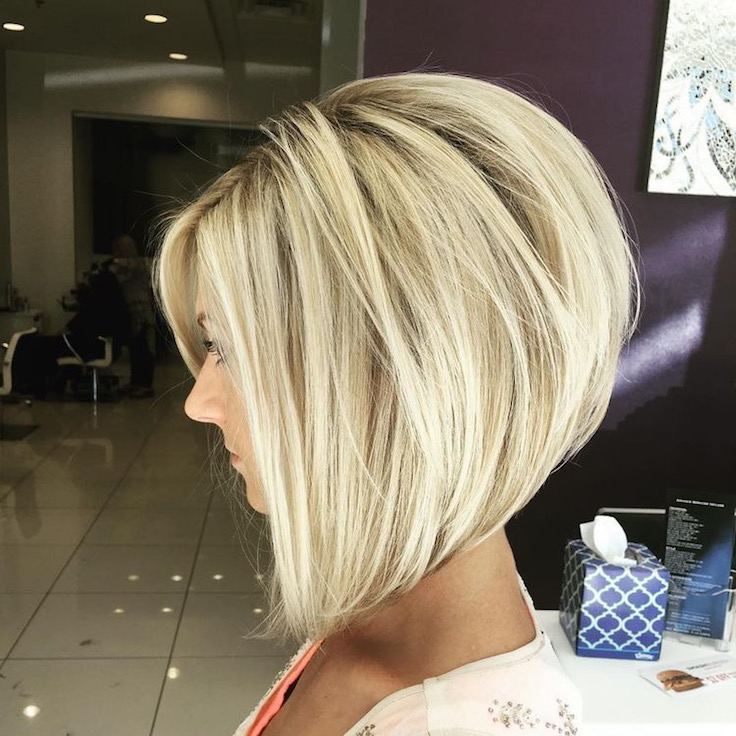 bobové účesy s krátkym krkom stredne dlhé blond fénované hladké