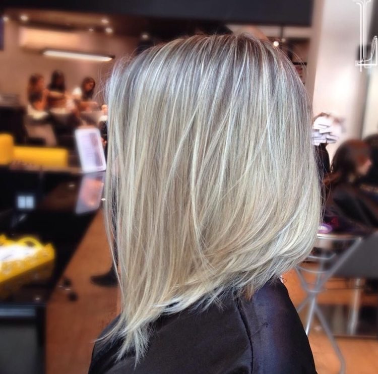 dlhý bob hladký moderný blond melír vpredu, dlhý vzadu, krátky