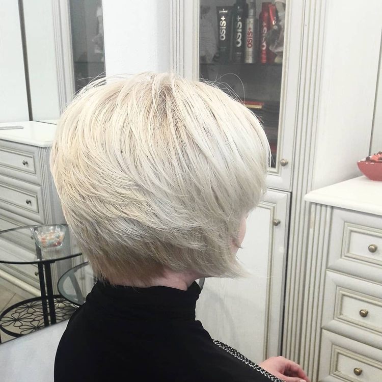 účesy bob s krátkym krkom platinové blond jemné vlasy