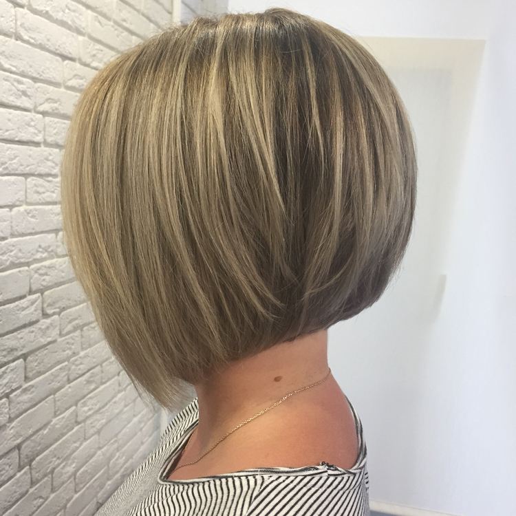 bobové účesy s popolom s krátkym krkom a blond jemnými vlasmi