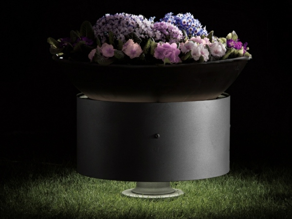 Záhradná lampa s krásnym dizajnom integrovaných svetiel do kvetináča