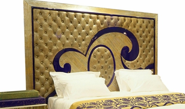 čelo postele so zlacenými motívmi