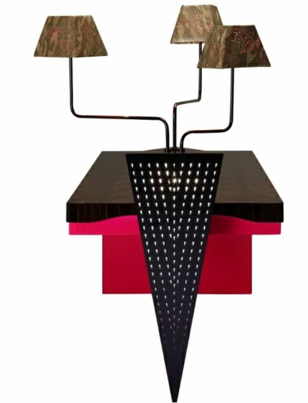 fialová kovová dekorácia pracovného stola