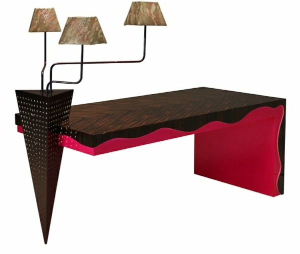 integrovaná stolná lampa v purpurovom stole