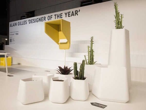 ozelenenie terasy a balkóna-s kvetináčom-biele