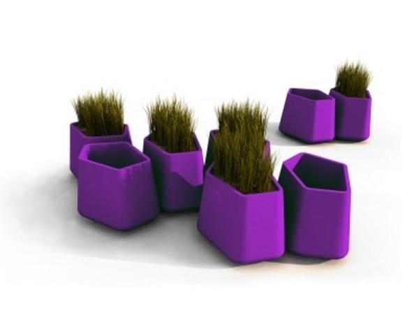 purpurové kvetináče moderného tvaru rôznych veľkostí