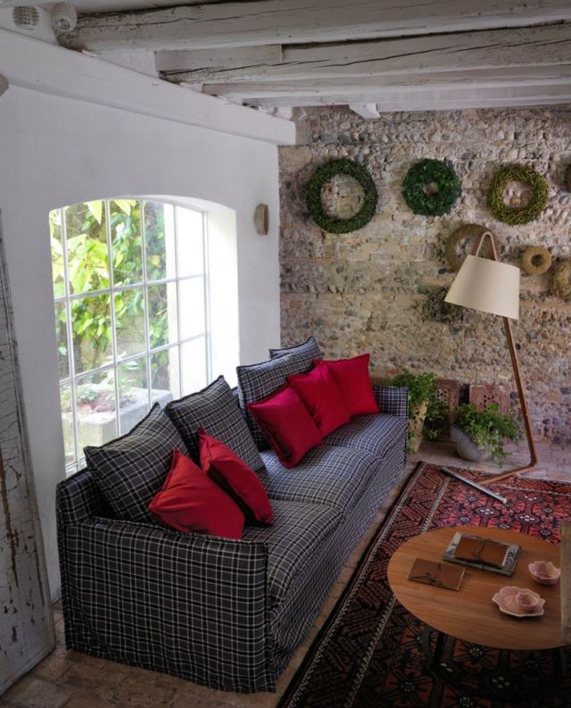 Konferenčný stolík stojanová lampa dekoračné vankúše veľké okno moderný čalúnený nábytok