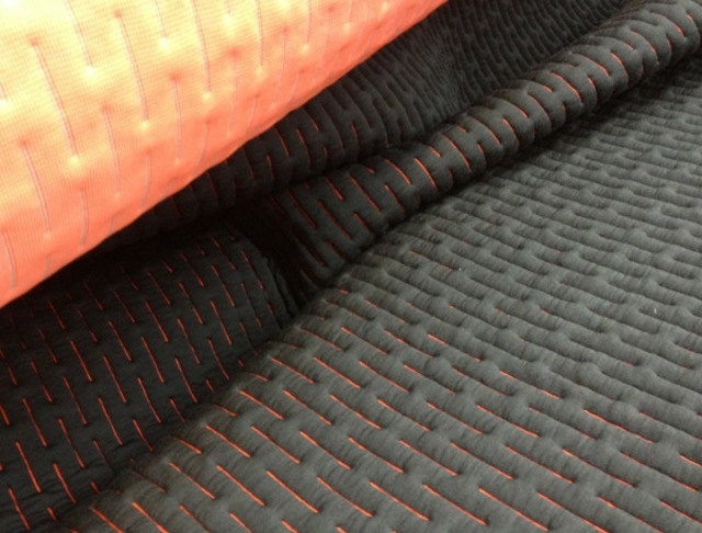 Poťahový materiál moderný penový vankúš na sedenie z pravej strany Látkový penový sedák na pravej strane moderný nábytok