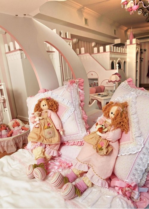 zariadenie detskej izby lacote s rozprávkovými motívmi bábiky