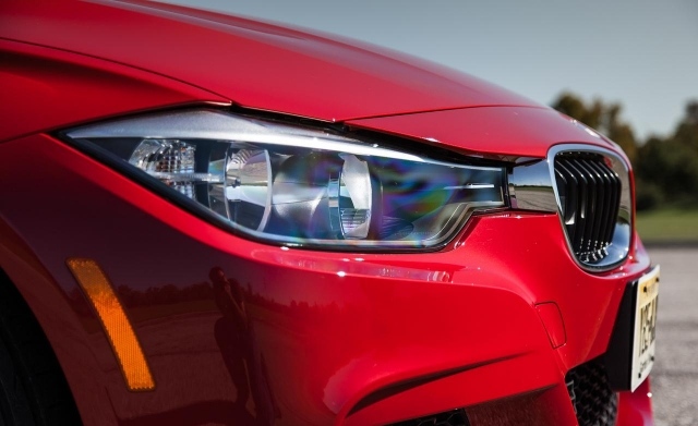 Naftový motor bmw 328d-xdrive svetlomety sedan jasne červená