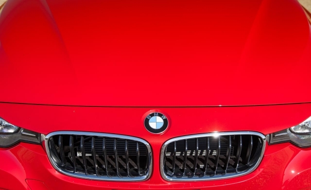 Automobil Lumousine červený predný kryt BMW 328d