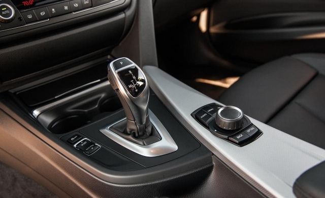 interiérový dizajn volant prevodovka kabína nový bmw-328d sedan