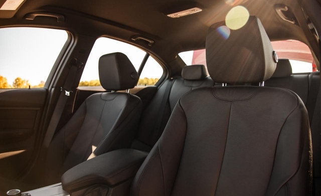 interiér kabíny-bmw 328d-xdrive sedadlo vodiča