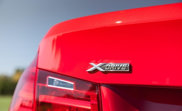 Symboly 328d xdrive-sedan na BMW radu 2014-3-červené