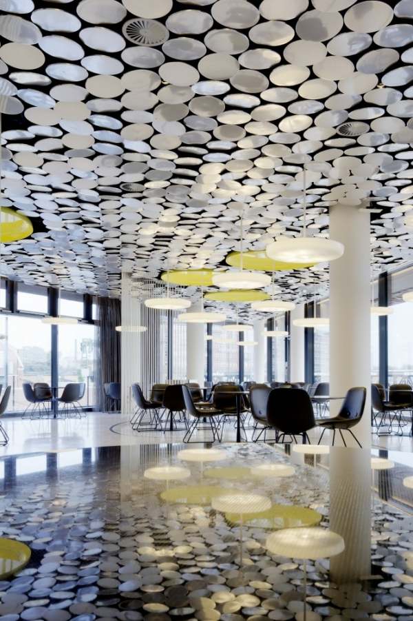 jedáleň so zrkadlovou podlahou zo zrkadlového časopisu