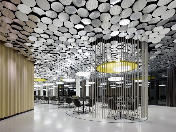 okrúhla línia dizajnová jedáleň zo zrkadlového časopisu