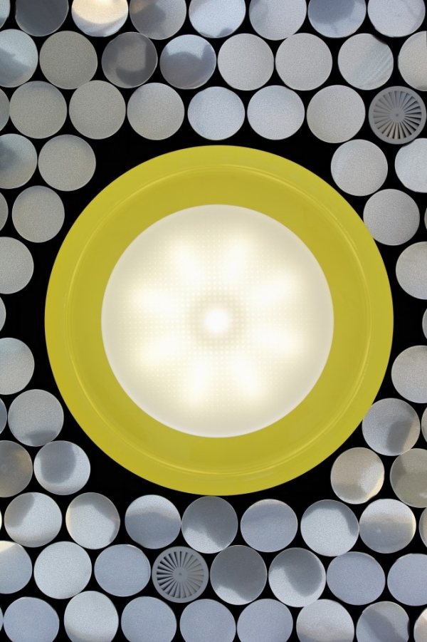 biela žltá dizajnérska jedáleň vom mirror magazin