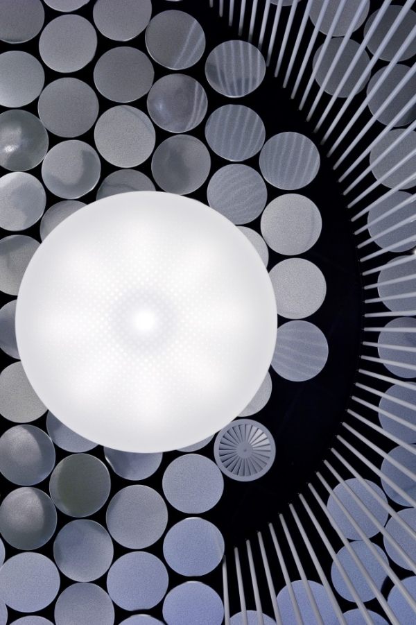 okrúhle motívy dizajnérska jedáleň zo zrkadlového časopisu