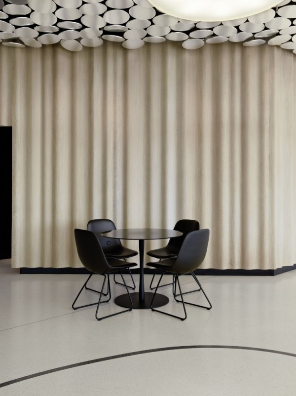 pastelová nunacenová dizajnérska jedáleň zo zrkadlového časopisu