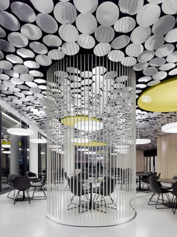 moderný dizajn jedálne zo zrkadlového časopisu