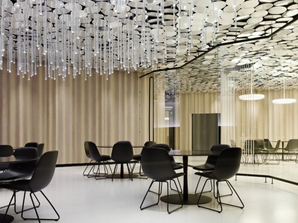 dizajn krištáľovej vešiakovej jedálne zo zrkadlového časopisu