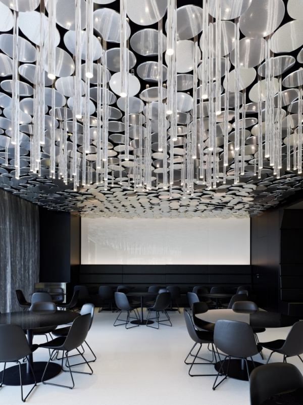 dizajn jedálne zo šedých odtieňov zo zrkadlového časopisu