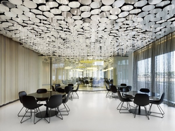 sklenené steny panoramatický výhľad na dizajn jedálne zo zrkadlového časopisu