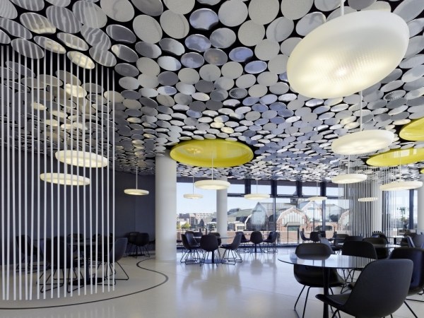 geometrické tvary dizajn jedálne zo zrkadlového časopisu