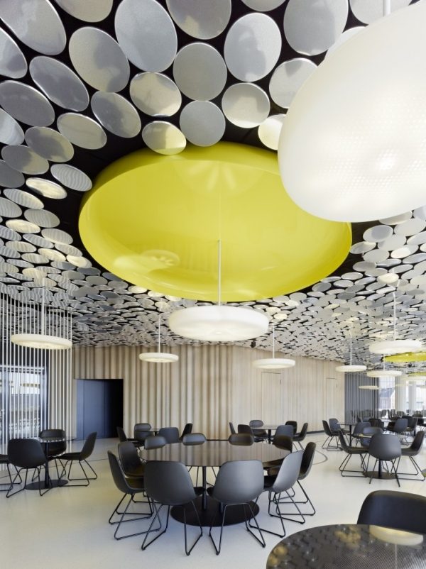 žltá akcenty dizajn jedálne zo zrkadlového časopisu