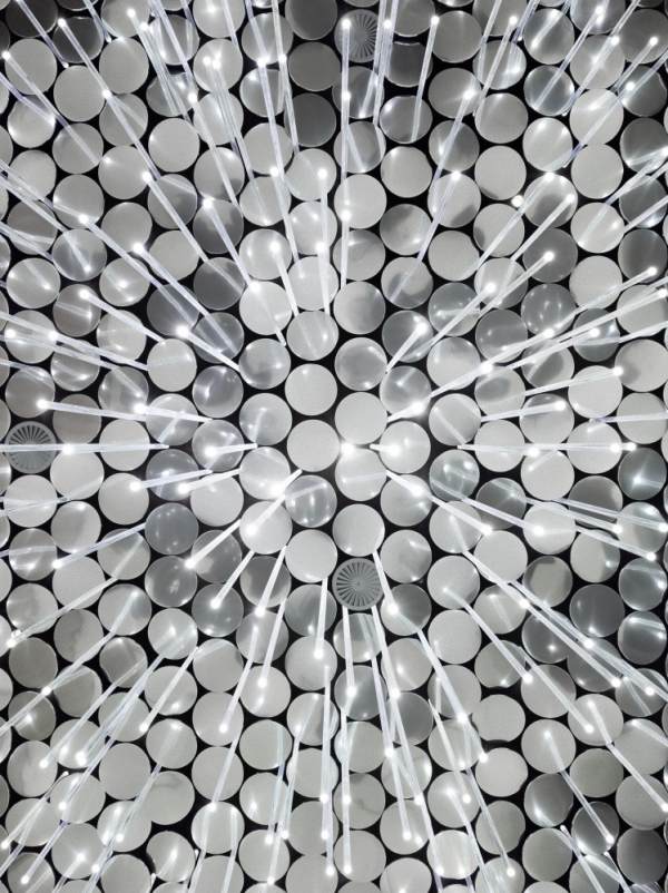 dizajn jedálne stropnej zrkadlovej optiky zo zrkadlového časopisu