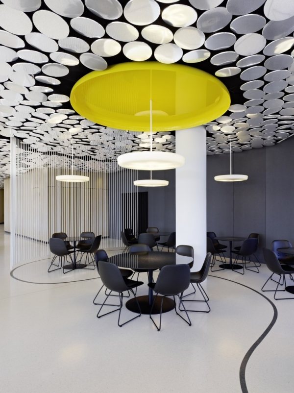 výzdoba stropu okolo jedálne dizajn zo zrkadlového časopisu