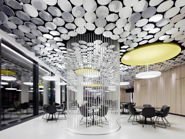 čierny sedací dizajnér kantína vom mirror magazine