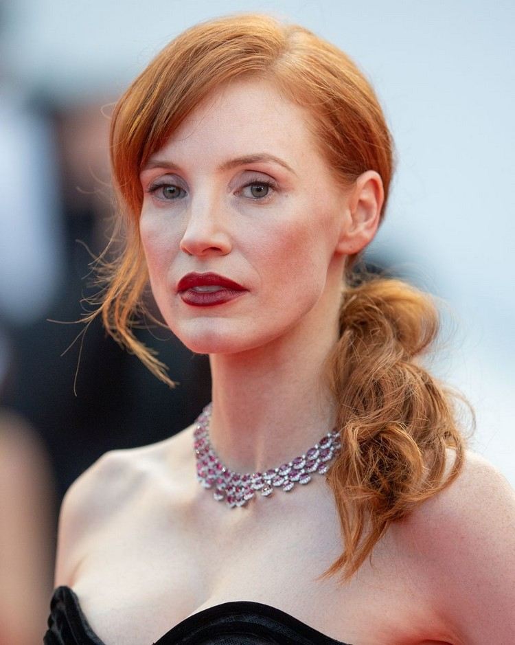 Účesy s copom Stredne dlhé vlasy Filmový festival v Cannes 2021 vyzerá