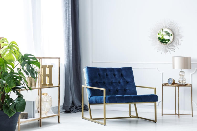 Zamatové kreslo v tmavo modrej farbe s mosadznými nohami Trends 2019