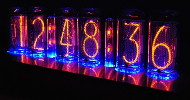 Nixie trubicové hodiny nočné modré neónové červené svetlo Nixie trubicové hodiny v noci modré červené svetlo