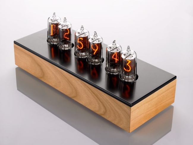 Hodinky Nixie Tube Chronotronix V400 čierne, hliník, čerešňové drevo Nixie trubicové hodiny chronotronix v400 z hliníka čerešňového dreva