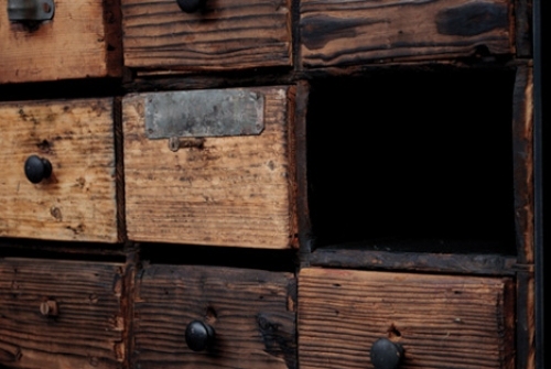 kolekcia dizajnu nábytku z prírodného dreva od Jamesa Plumba