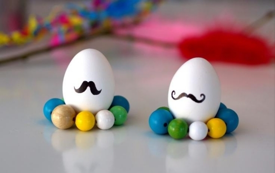 Nápady Veľkonočné vajíčka Motívy fúzy-dekorácia stojana na vajíčko motívy fúzov mužských veľkonočných vajíčok-farebné dekorácie na stôl