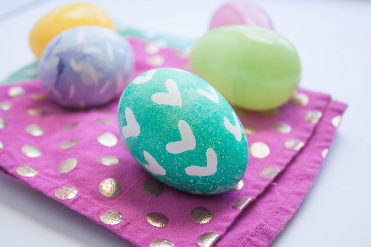 Veľkonočné vajíčko v tyrkysovej farbe Veľkonočné vajíčka-dizajn-tyrkysová-farba-vzor-obrúsok-strieborné bodky