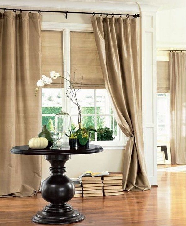 nápad na dekoráciu kvetu malého konferenčného stolíka