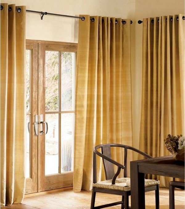 priesvitná horčicová farba drevené dvere záhrada