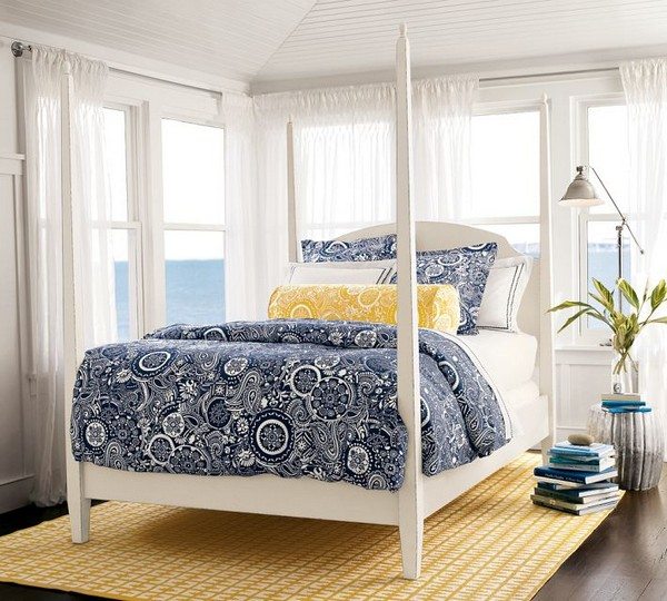 vysoké okná biele záclony tmavomodrá dekorácia