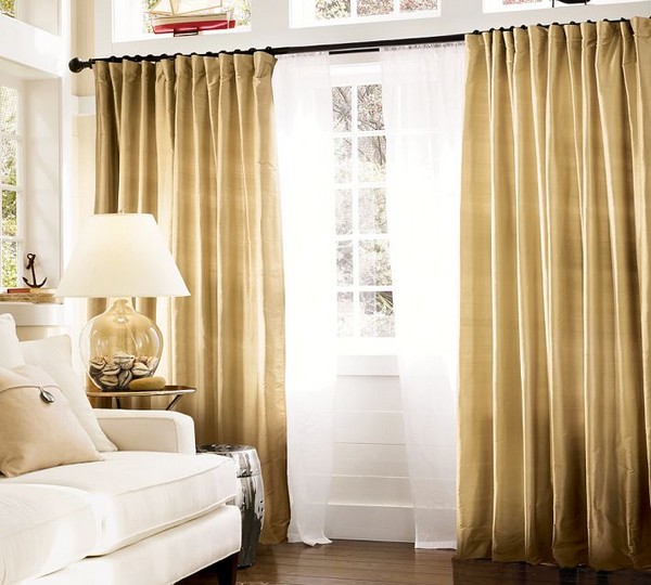 žlté dekoračné látky do obývačky biely nábytok